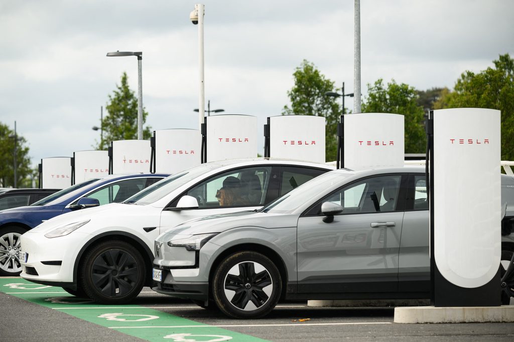 US EV Registrations Drop 31% in July as Hybrids Surge 86%