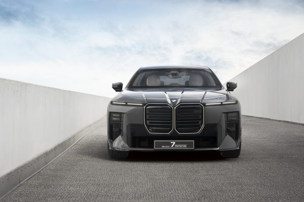 BMW M760 Returns With 570 hp V8, Drops V12 Forever